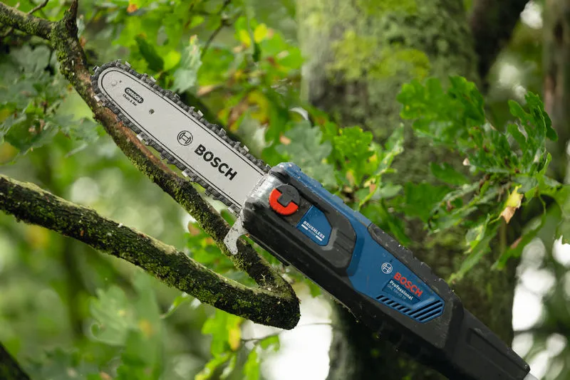 Tesoura de poda telescópica sem fio cortando um galho de árvore em um ambiente externo arborizado.