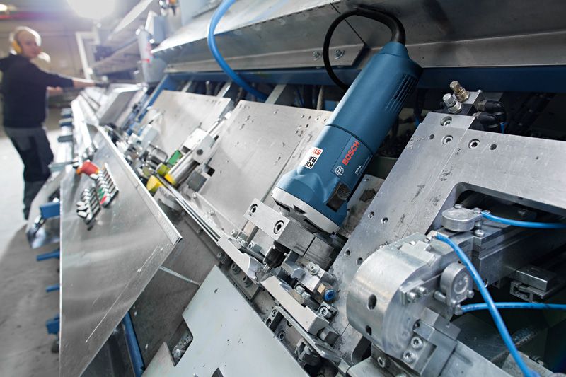 Retificadora reta montada em maquinário automatizado em ambiente industrial.