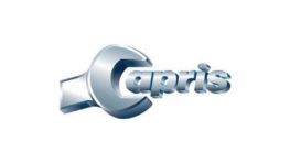 Logo de Capris en letras metálicas brillantes sobre fondo blanco.