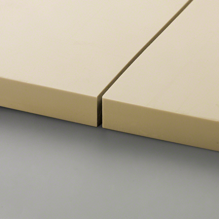 Zwei beige Fliesen sind präzise zugeschnitten und mit einem schmalen Spalt dazwischen ausgerichtet.