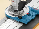 Angebrachtes Zubehör für das Führungsschienensystem des Routers für präzises Fräsen mit geraden Kanten.