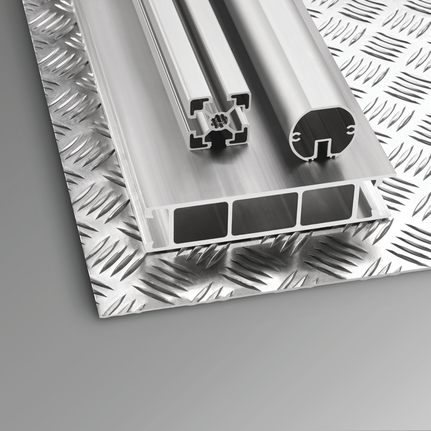 Auf einem strukturierten Metallblech platzierte extrudierte Aluminiumprofile.