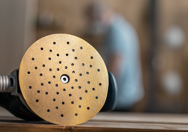 Bosch -Schleifteller mit mehreren Staubabsauglöchern.