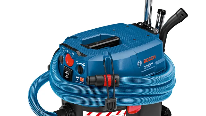 Bosch GAS 35 H AFC Nass-Trockensauger mit blauem Schlauch.