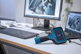 Inspektionskamera, die an einen Computer auf einem Bürotisch angeschlossen ist und Motorbilder anzeigt.