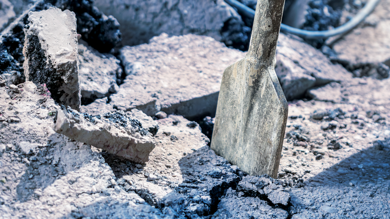 Meißel zum Zertrümmern von Betonschutt auf einer Baustelle.