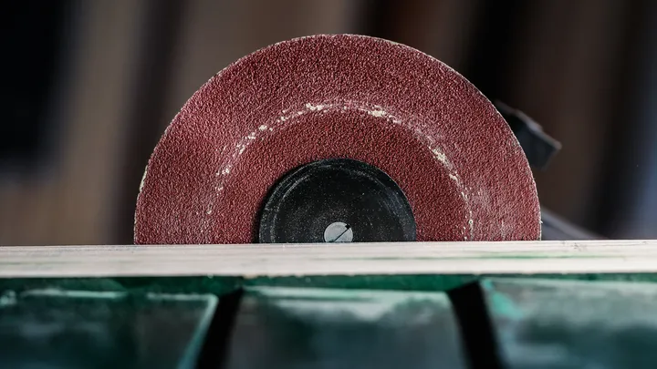 Schneiden von Radscheiben durch ein Holzbrett in einer Werkstatt.