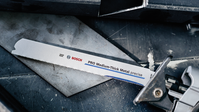 Sägeblatt, montiert in einem Metallschneidwerkzeug auf einer Werkbank.