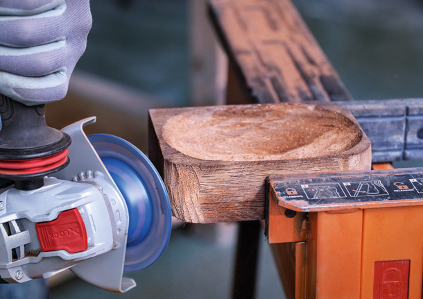 Bosch X-Lock Winkelschleifer zum Formen von Holz.