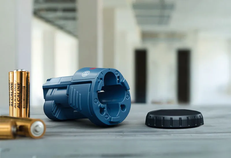 Blauer Batteriehalter mit Kappe.