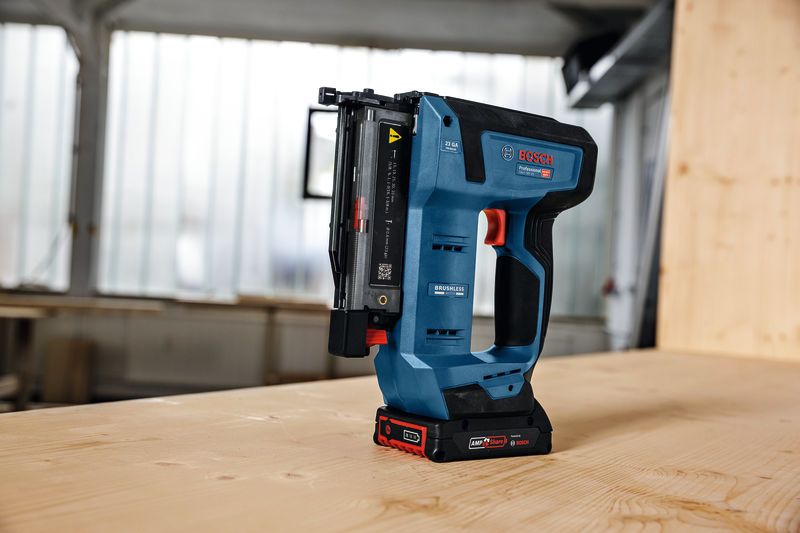 Akku-Nagler, der aufrecht auf einem Holztisch in einer Werkstatt steht.