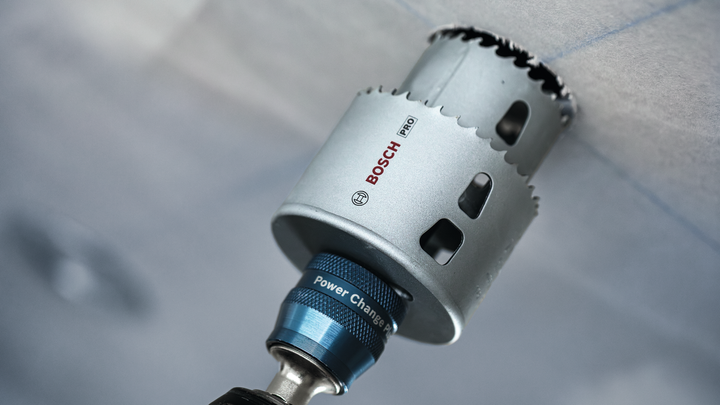 Lochsäge bohrt in eine Deckenplatte.