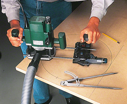 Der Arbeiter verwendet einen Fräser mit Führung, um einen präzisen Kreis in Holz zu schneiden.