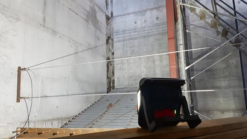 Niveau laser sur chantier.