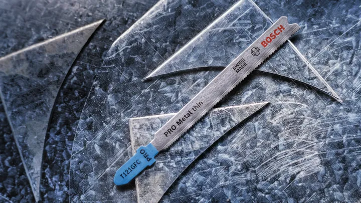 Lame de scie sauteuse pour couper des restes métalliques minces sur des tôles rayées.