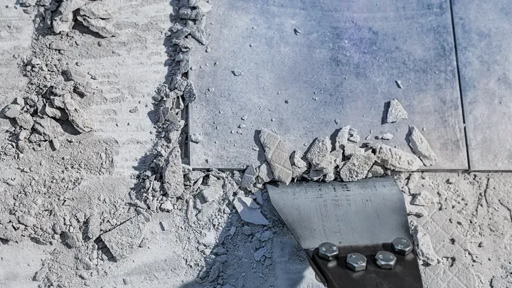 Outil de retrait de carreaux permettant de soulever les carreaux de sol et de briser les débris de béton.