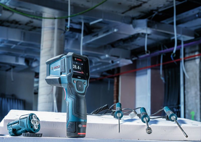 Détecteur thermique avec sondes de température placées sur la surface d'un chantier de construction.