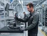 Une personne portant un équipement de sécurité utilise un tournevis électrique sur un aspirateur robot dans une usine.