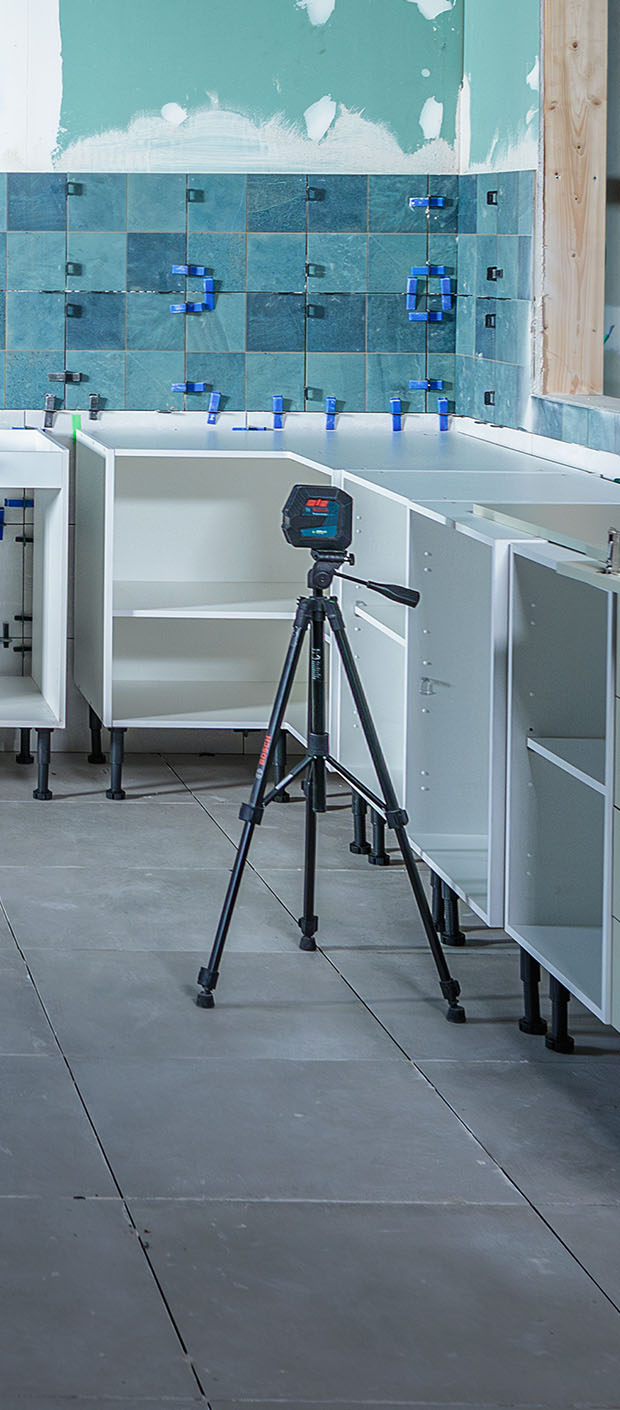 Installazione di tubi in una cucina nuova