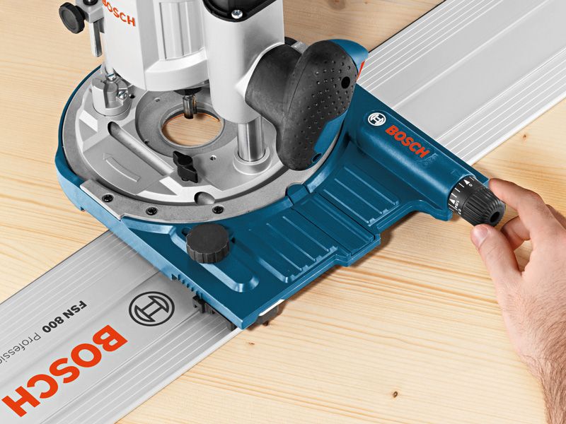 Una persona regola la guida di un accessorio del sistema su una superficie di legno.