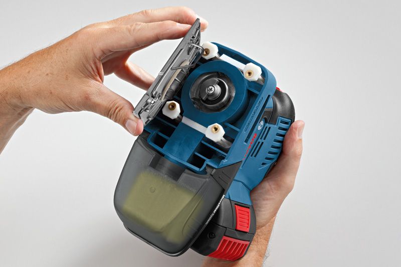 Una persona apre la piastra di base di un utensile elettrico portatile di colore blu.