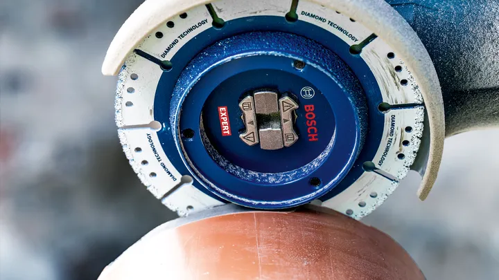 Una lama diamantata taglia con precisione un tubo di ceramica.