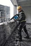 Martello perforatore Bosch GBH 6-42 C con SDS max in uso.