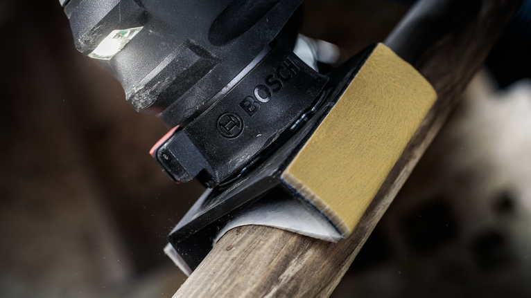 Levigatrice per dettagli che leviga una superficie curva in legno.