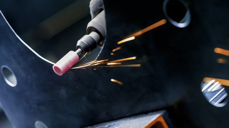 Utensile per levigare il metallo, scintille che volano dalla superficie.