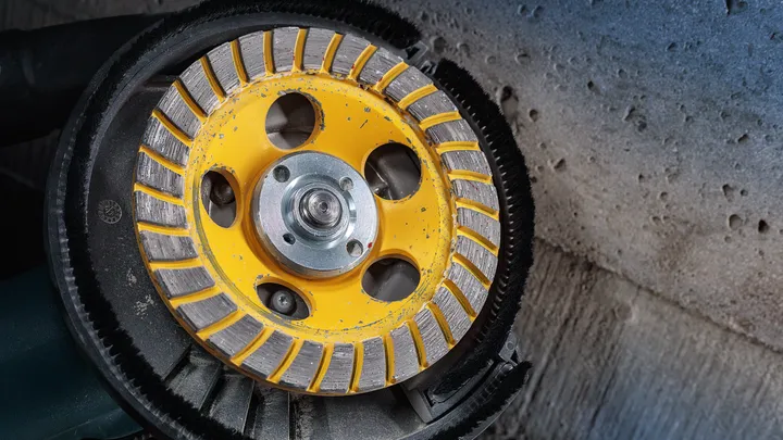 Levigatrice a tazza diamantata per levigare una superficie ruvida del calcestruzzo.