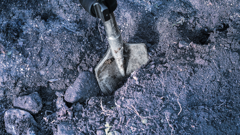 Utensile a scalpello per rompere terreni compatti e rocce.