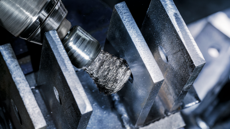 Spazzola metallica per la pulizia tra piastre metalliche.