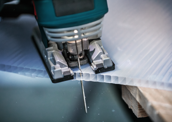 Lama per seghetto alternativo Bosch che taglia fogli di plastica ondulata.