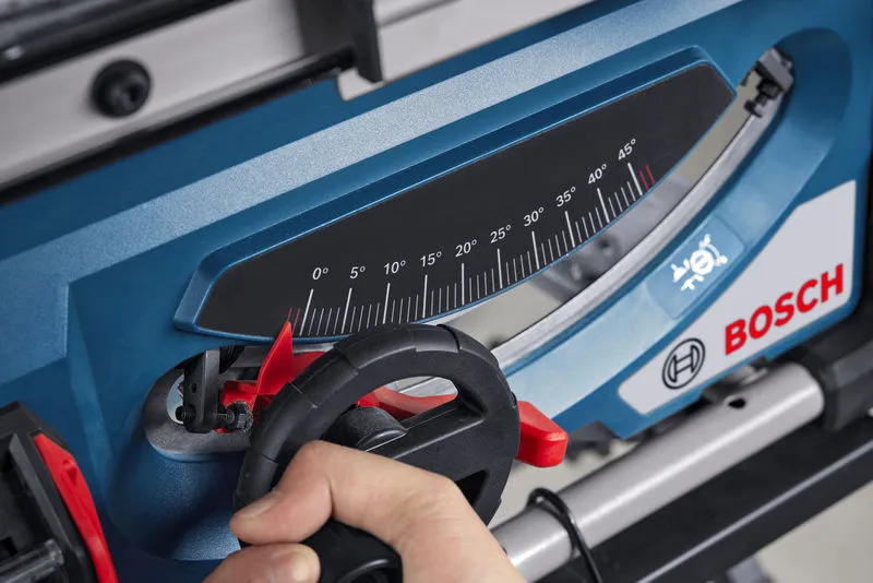 Una persona regola l'indicatore angolare su una sega circolare blu.