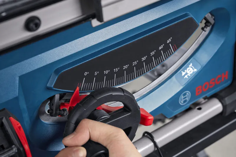 Una persona regola l'indicatore angolare su una sega circolare blu.