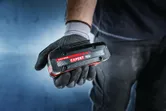Batteria Bosch Expert da 18 V tenuta in una mano guantata.