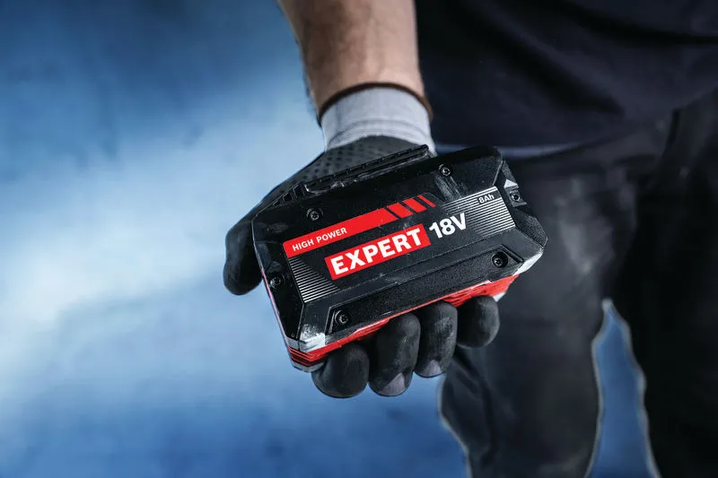 Batteria Bosch Expert da 18 V in mano guantata.