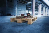 Pacchi batteria Bosch Expert da 18 V su un pallet di legno.