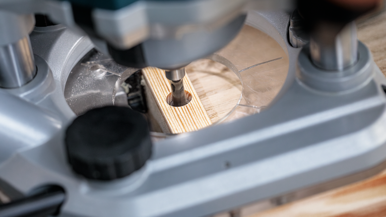 La fresatrice esegue un foro preciso in un pezzo di legno.