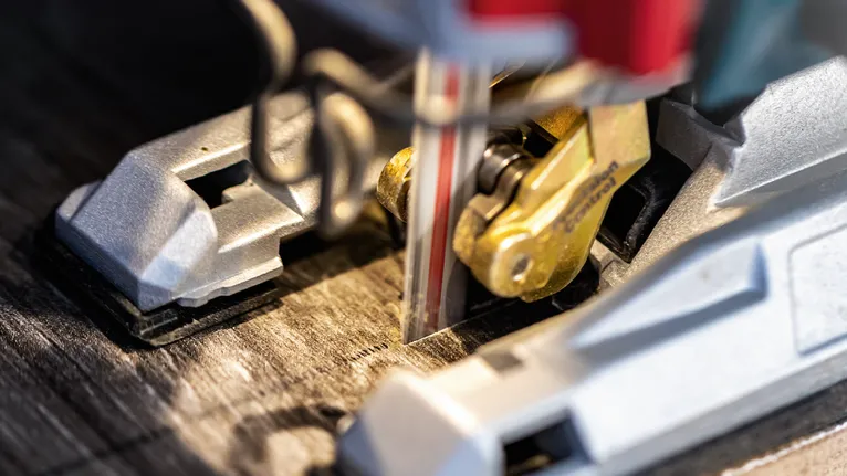 Un seghetto alternativo taglia il legno lungo una linea tracciata.