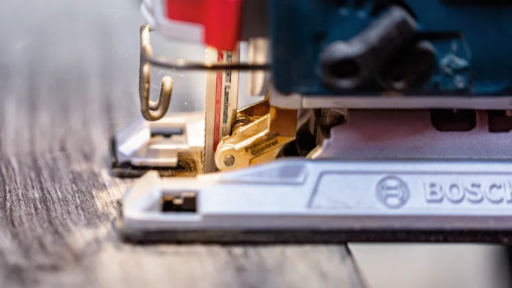 Taglio con il seghetto alternativo di una tavola di legno.