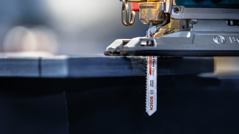 Taglio con il seghetto alternativo di un foglio di legno laminato.