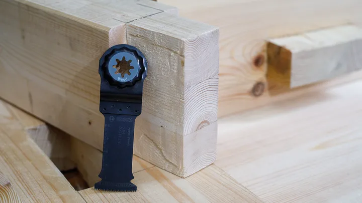 Lama oscillante posizionata verticalmente su travi di legno unite.