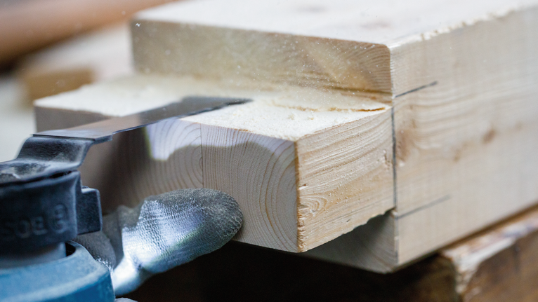 L'utensile oscillante realizza una tacca precisa in una trave di legno.