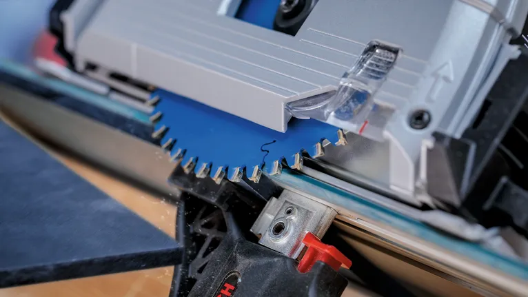 Lama di sega circolare che taglia una tavola di legno.