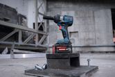 Chiave a impulsi a batteria posizionata su una trave d'acciaio in un cantiere edile.