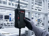 In una fabbrica, una persona che indossa dispositivi di protezione individuale regola un apparecchio industriale contrassegnato con la sigla IPU-30.