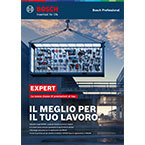 Una scaffalatura per attrezzi con vari strumenti, su uno sfondo chiaro, sotto un crepuscolo.
