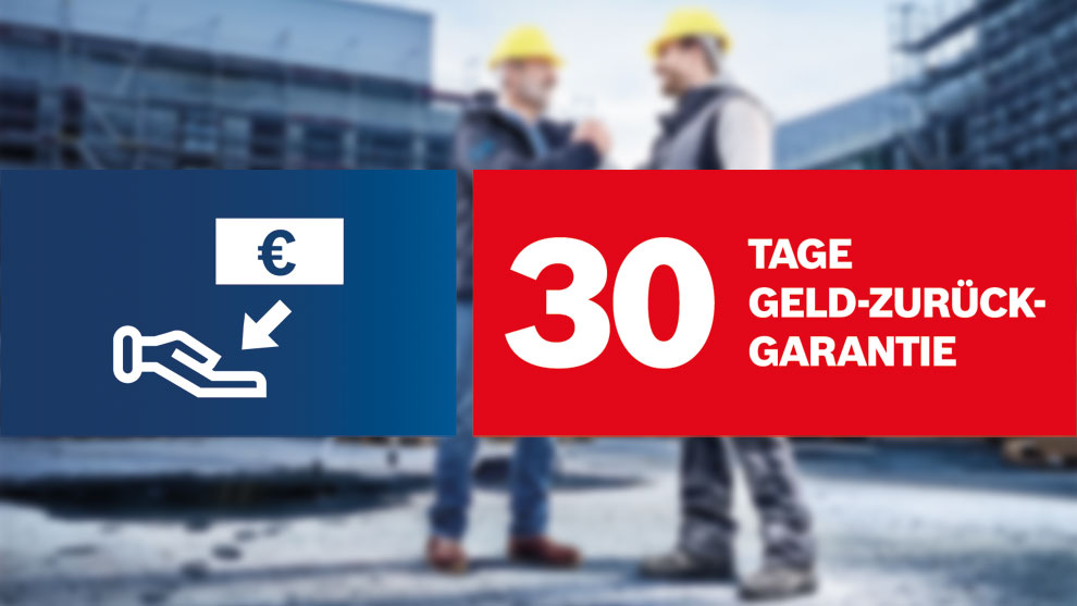 Zwei Handwerker mit Schutzhelmen besprechen eine Geld-zurück-Garantie.