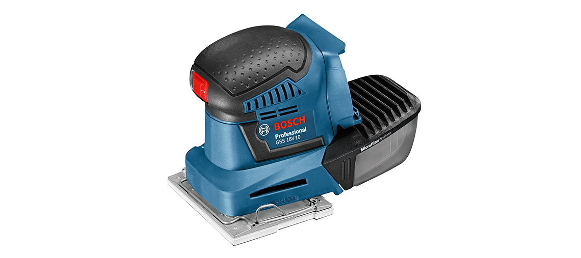 Ein blauer Bosch Professional Schwingschleifer steht auf einer weißen Fläche.